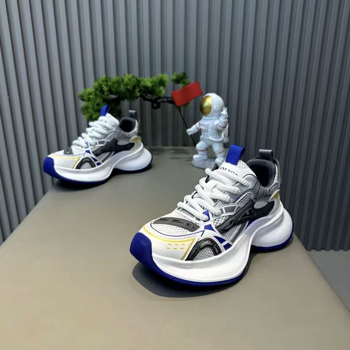 Height increasing shoes for men and women 2025 new thick soled height increasing trendy brand couple casual sports shoes retro running shoes